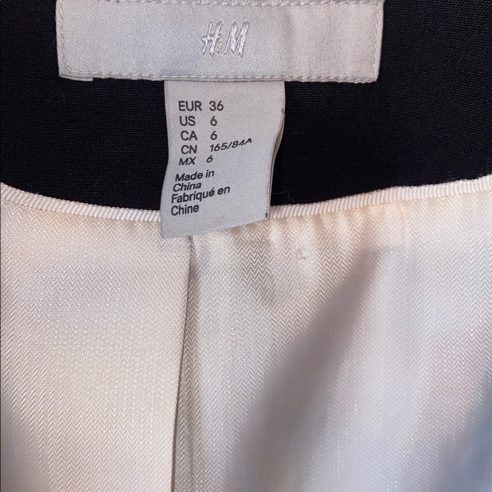 Like new! Black One button Blazer H&M. Size 6. - Picture 3 of 9